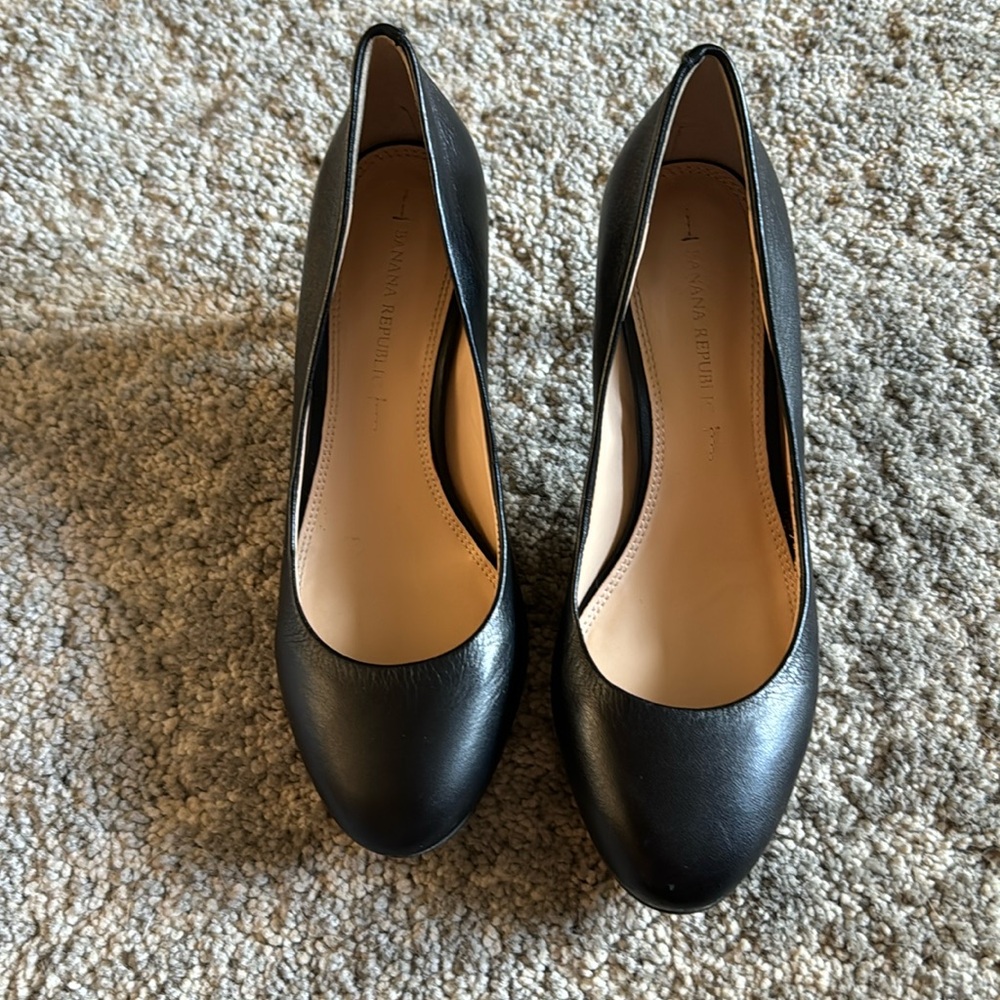 Banana Republic black pumps